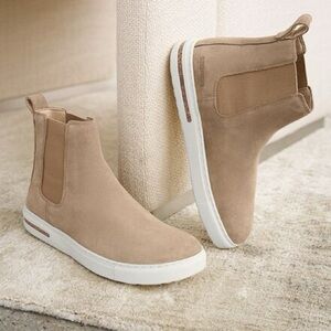 New Birkenstock
Bend Chelsea Suede Boot size 9 women’s